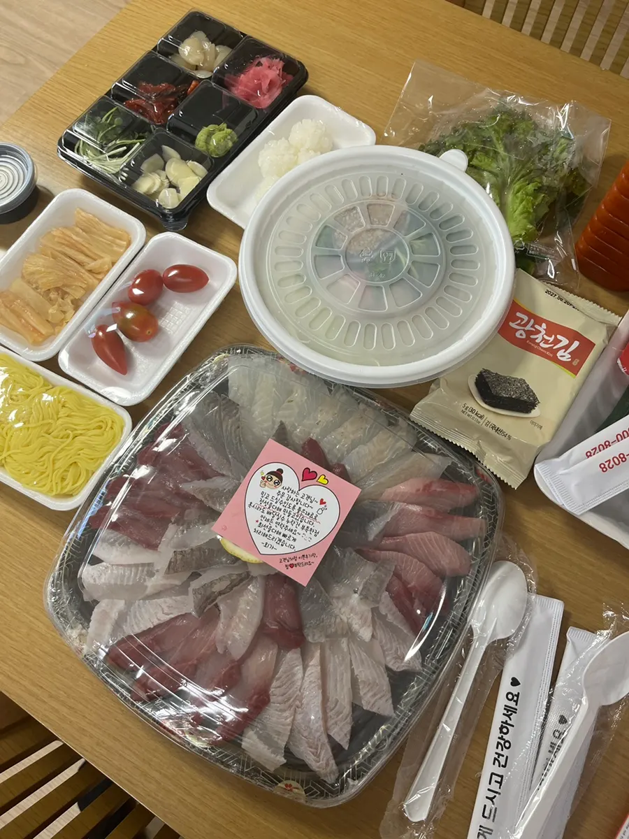 전화 주문 후 픽업한 회 포장 봉투