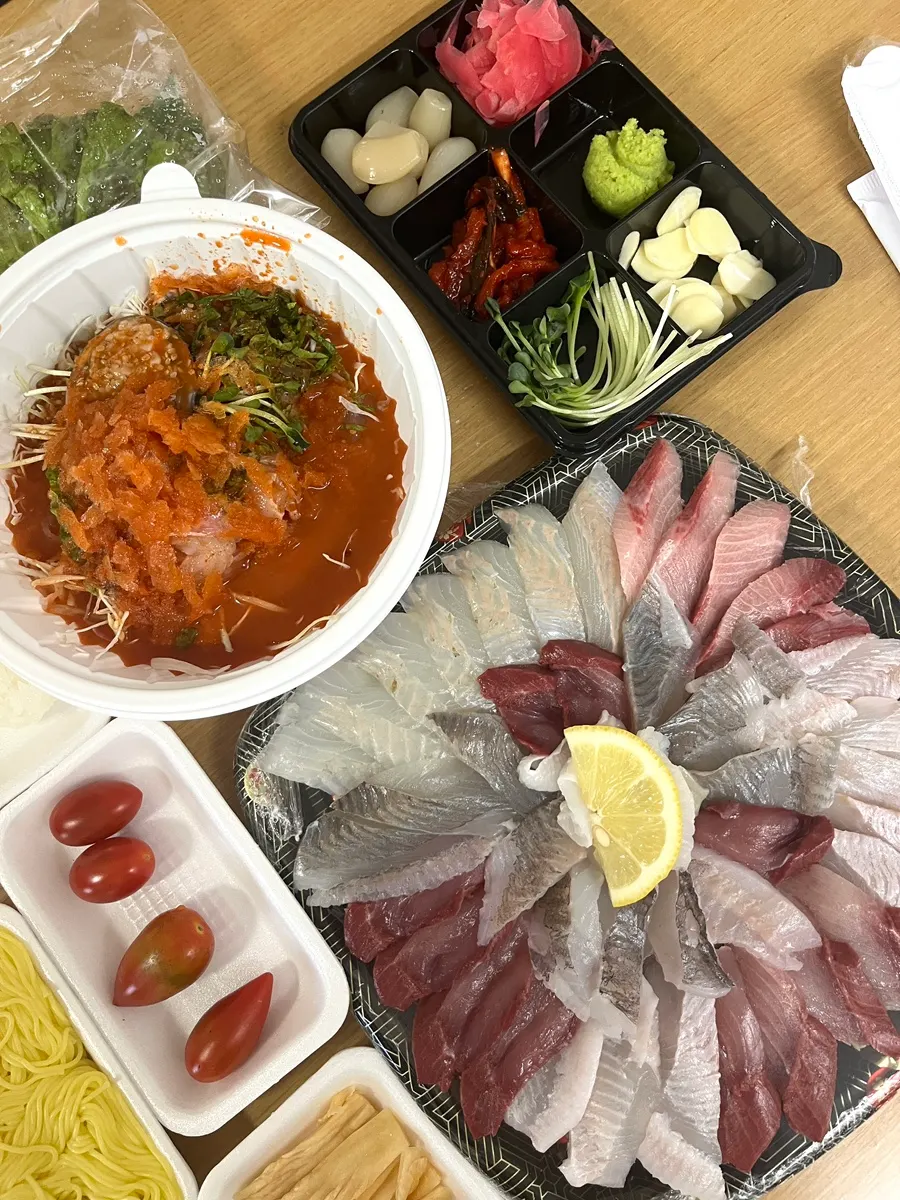 쌈채소와 김, 초밥용 밥이 담긴 포장 구성