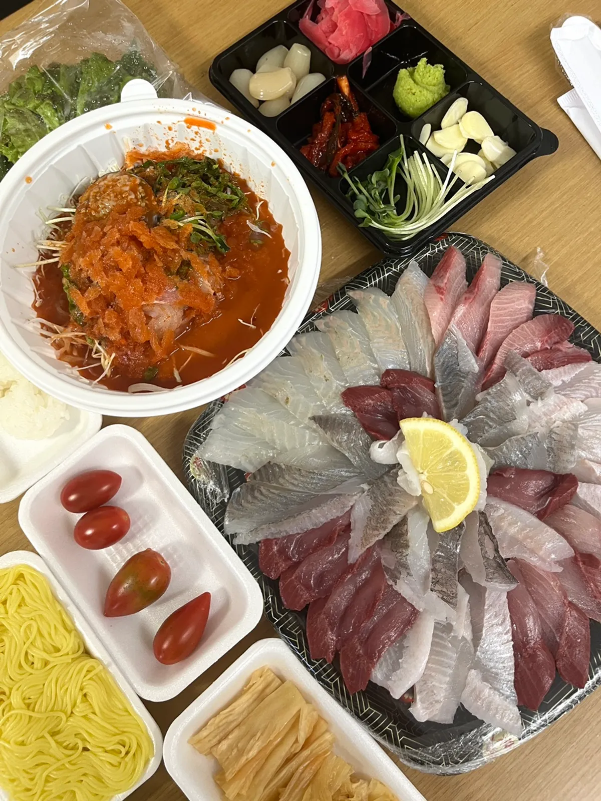 접시 가득 담긴 회가 모둠회 소 사이즈