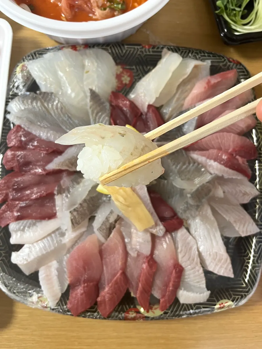 조미김에 무순과 회를 올린 쌈