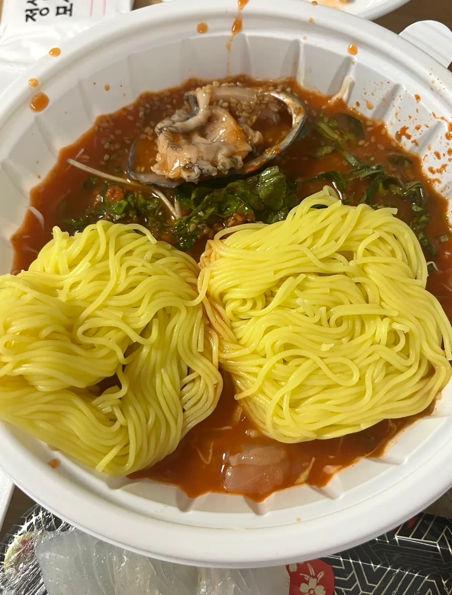 숟가락으로 떠올린 물회 건더기