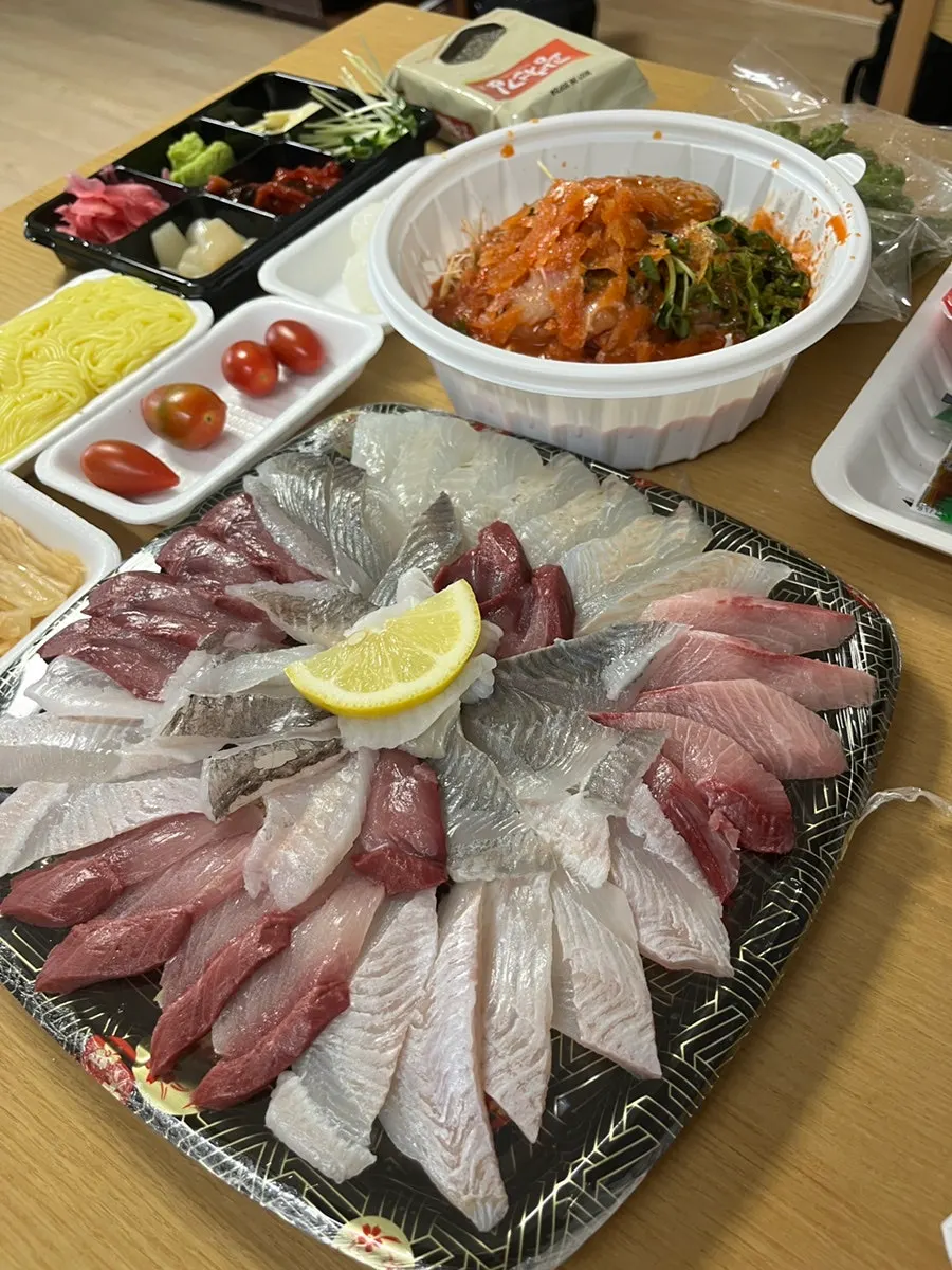 숙소에 차린 모둠회와 물회 한 상
