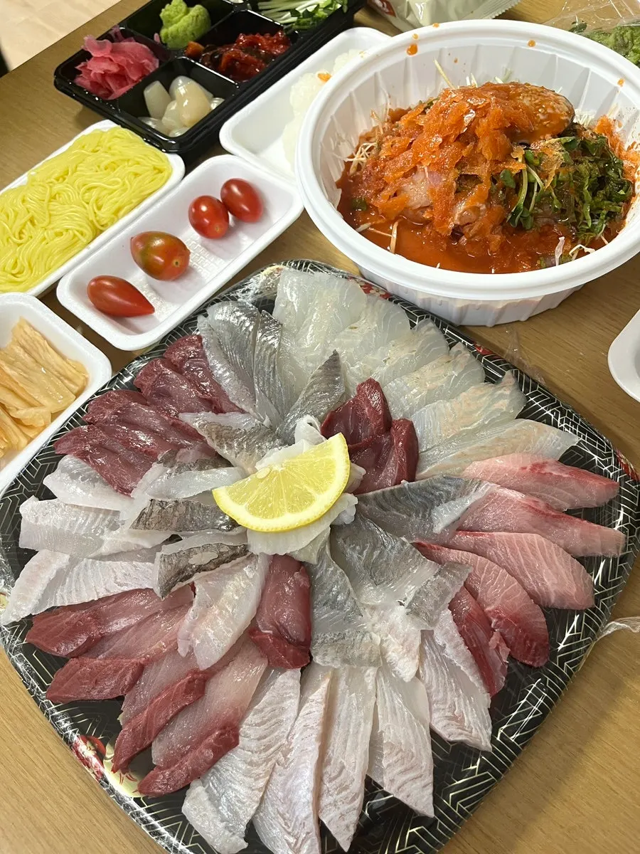 소면 사리를 넣은 물회 그릇