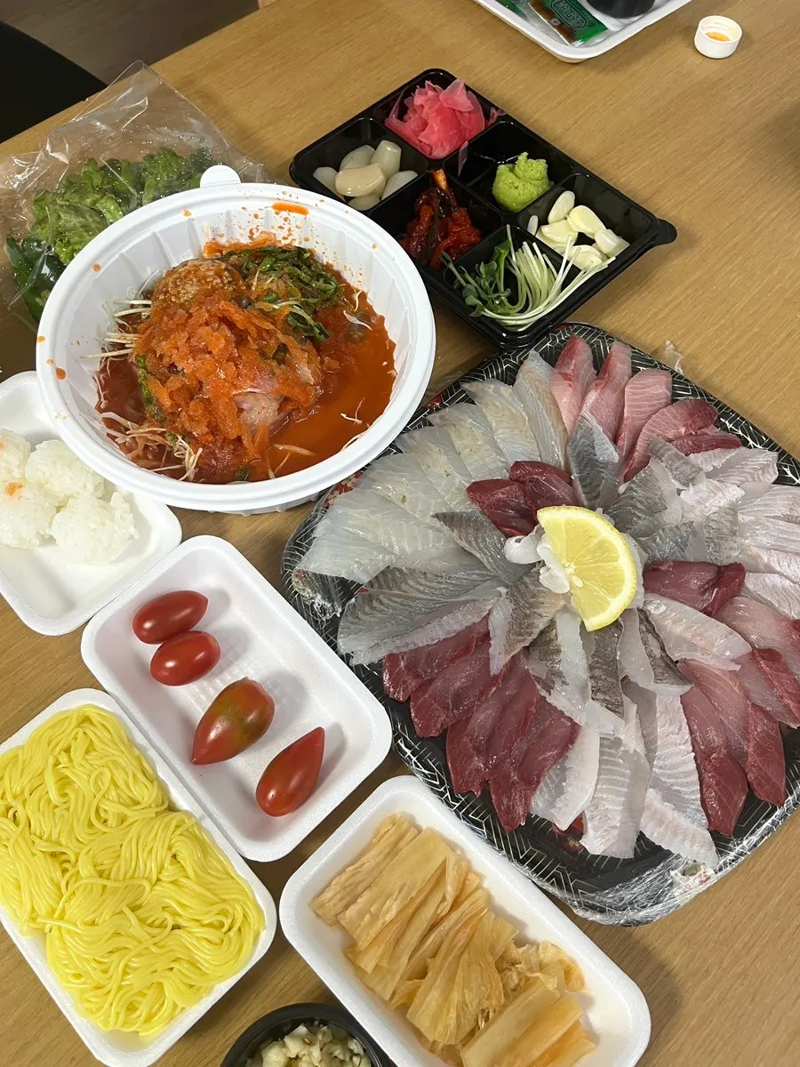 회와 곁들임 반찬이 함께 놓인 상차림