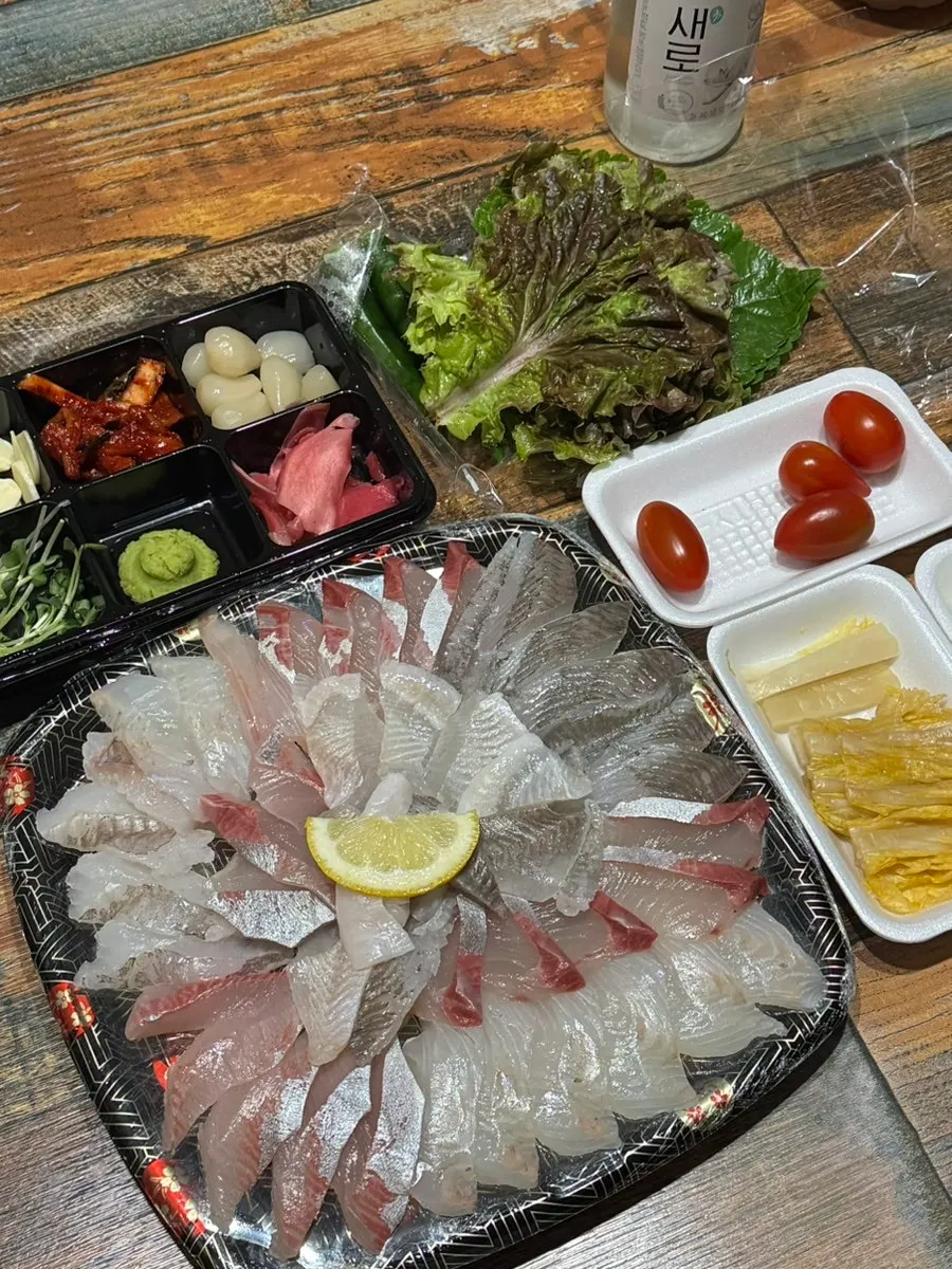 Mixed sashimi and mulhoe spread out at the accommodation