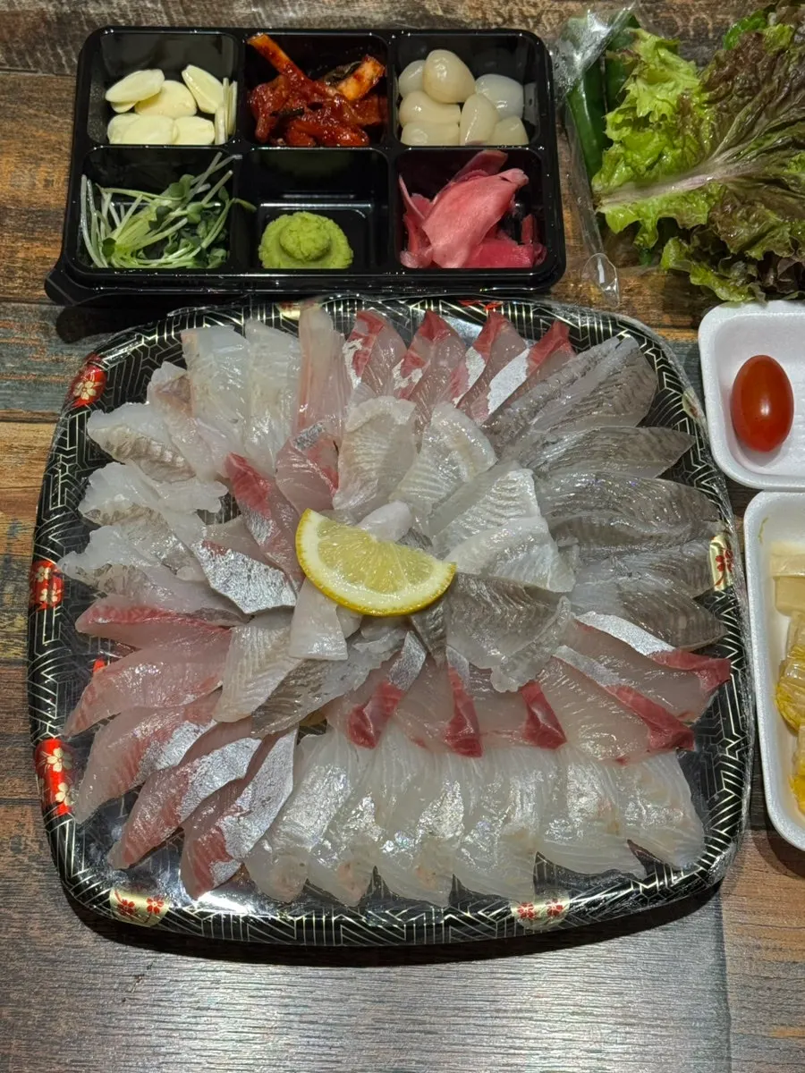 Takeout set including wrapping greens and rakkyo pickles
