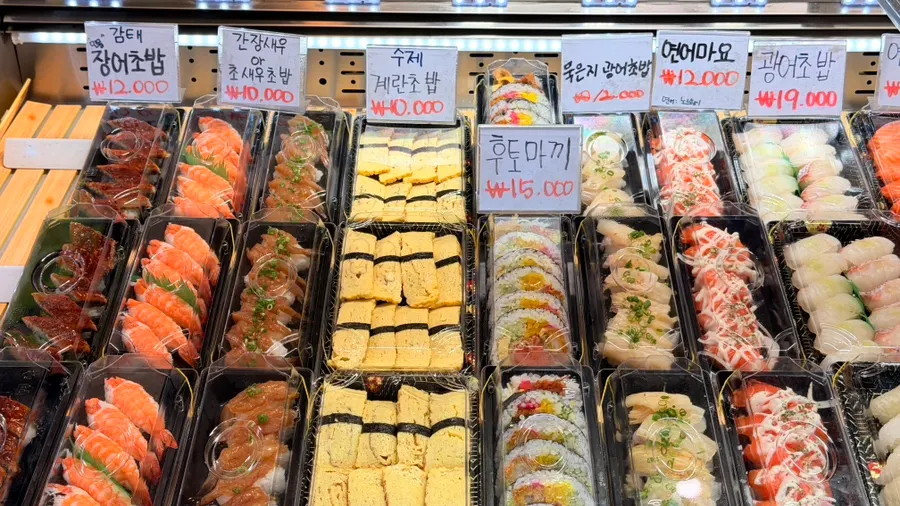 속초중앙시장 안 회 포장 매대