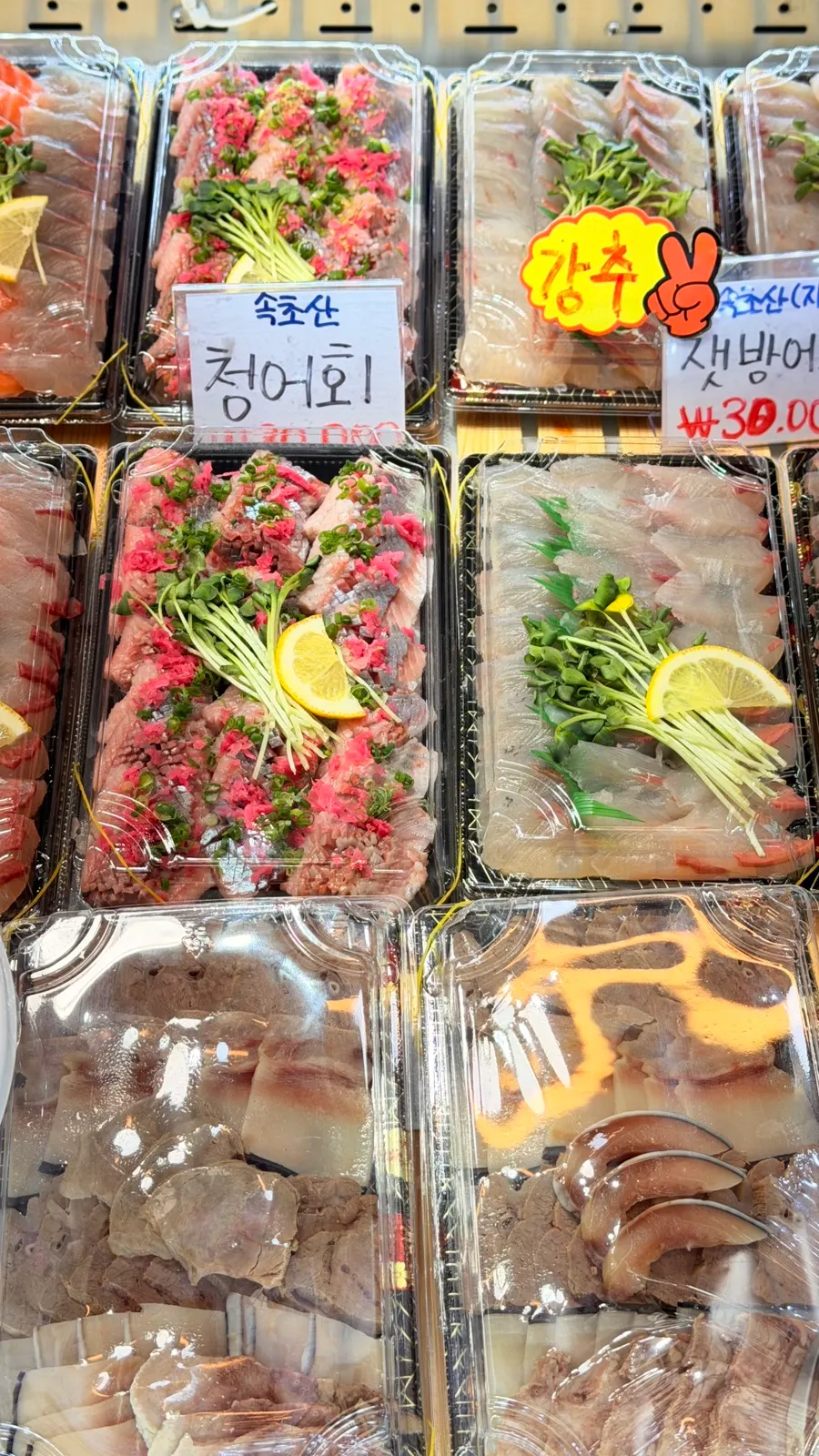 다양한 회와 곁들임 메뉴가 있는 매대