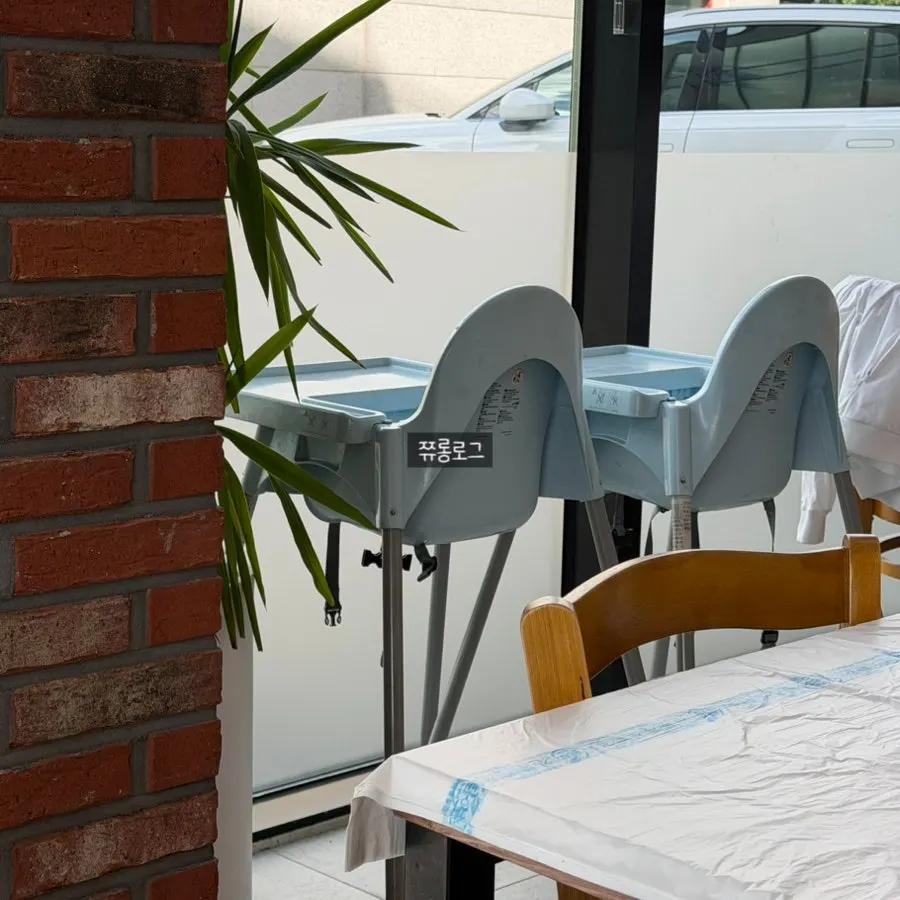 Room near the entrance for diners with pets