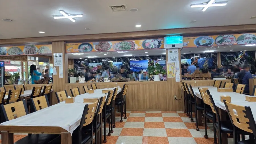 Spacious indoor seating at Jinsol Halmeoni Sundubu