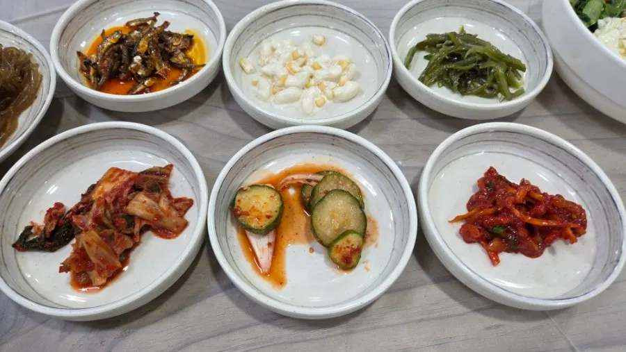 Table setting with 8 side dishes