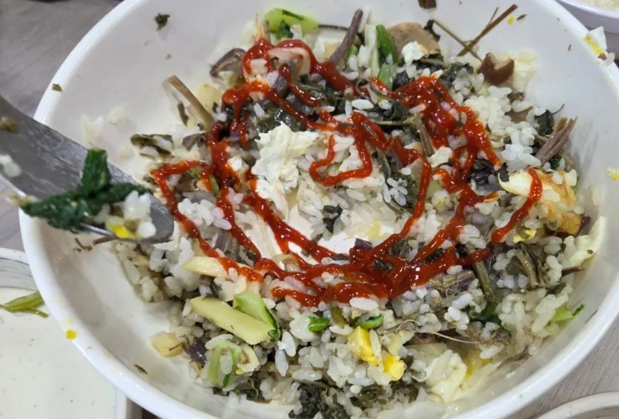 Wild greens bibimbap mixed without sauce