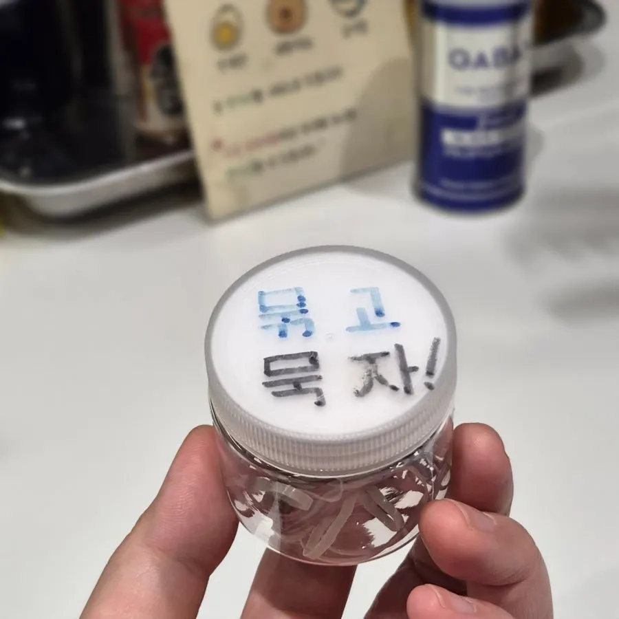 테이블에 준비된 머리끈