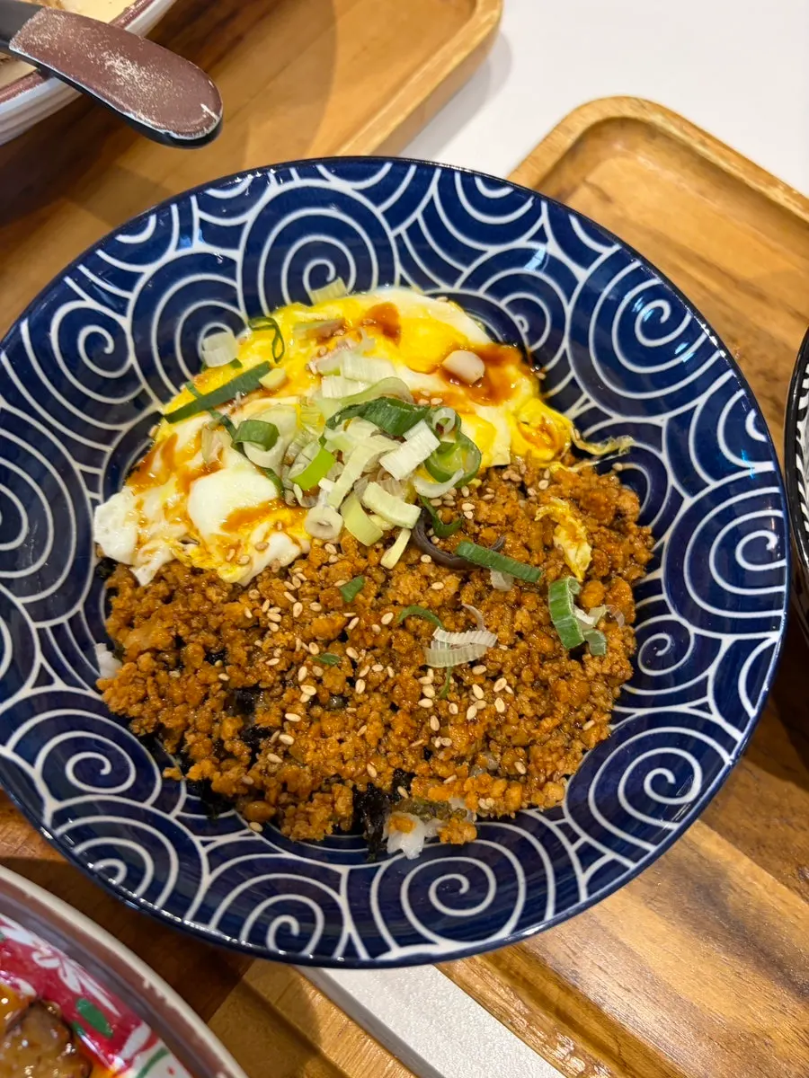 계란 프라이 올린 이찌바라멘 부타동