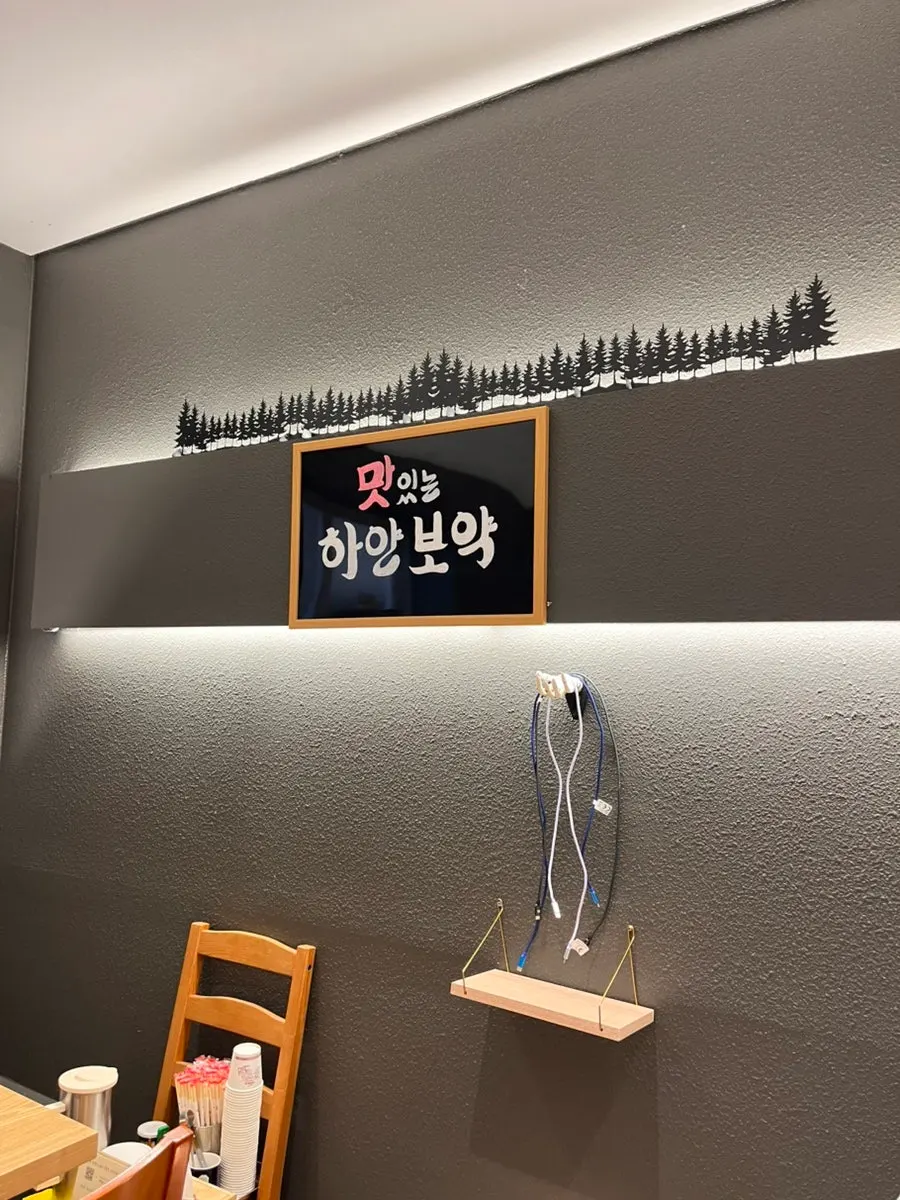 가게 곳곳에 걸린 라멘 그림