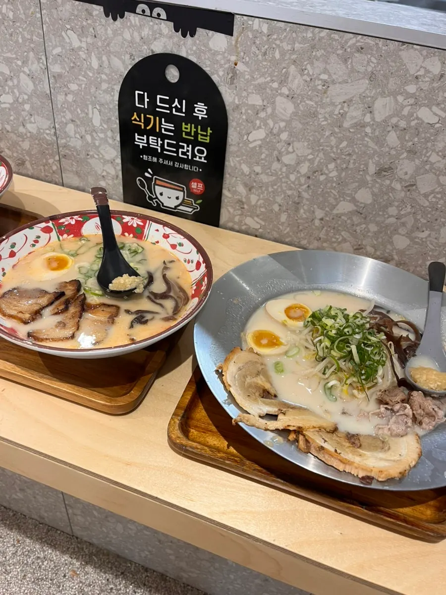 주문한 라멘이 차려진 테이블