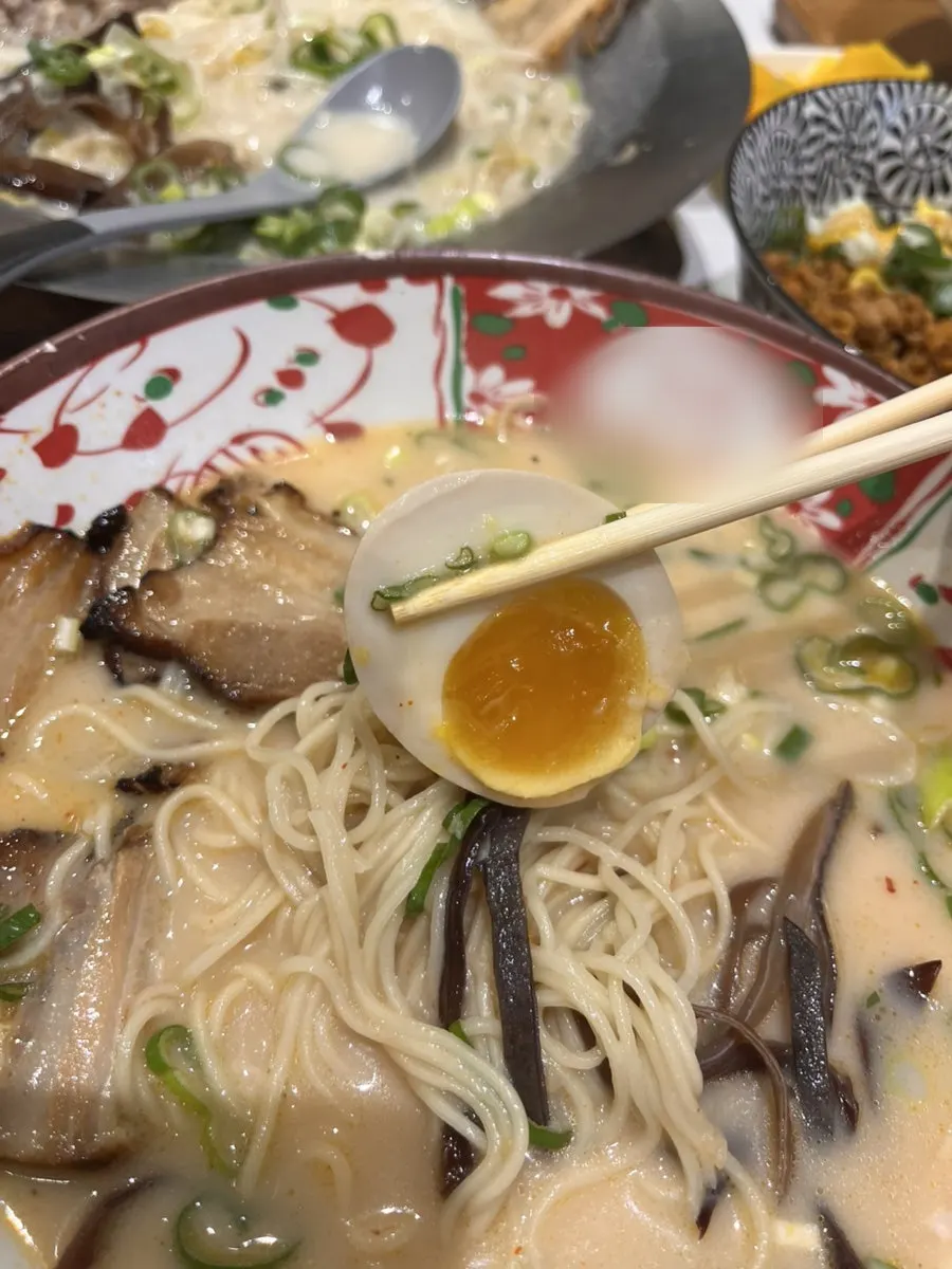 붉은 국물의 카라이 라멘 면발