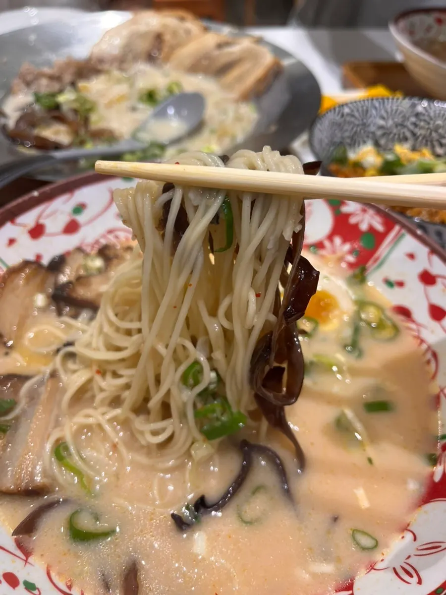 카라이 라멘 국물 색 비교 컷