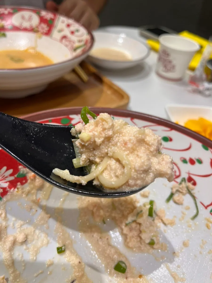 크림 육수에 잠긴 라멘 면발