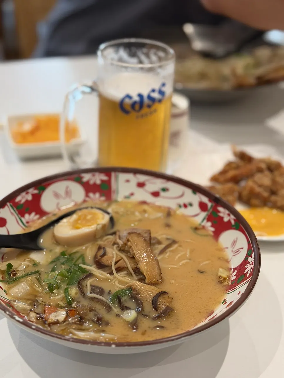 미소라멘 면과 토핑 클로즈업
