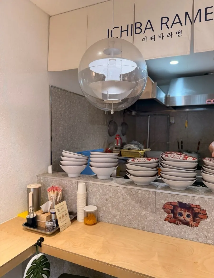 이찌바라멘 테이블 세팅과 소스통