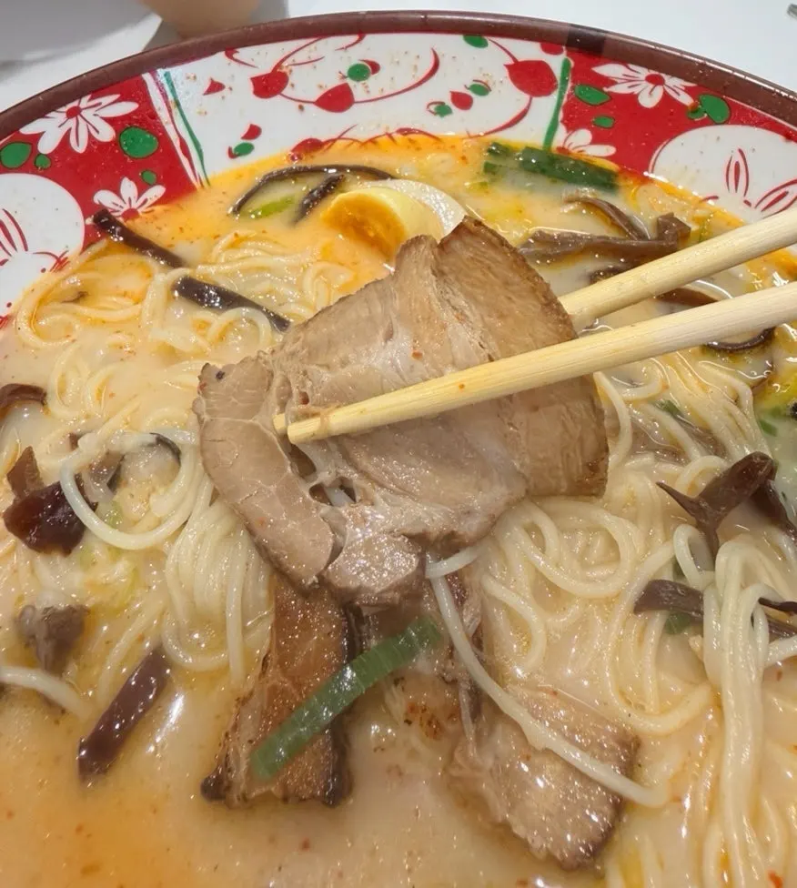 카라이 라멘 면발과 차슈 클로즈업