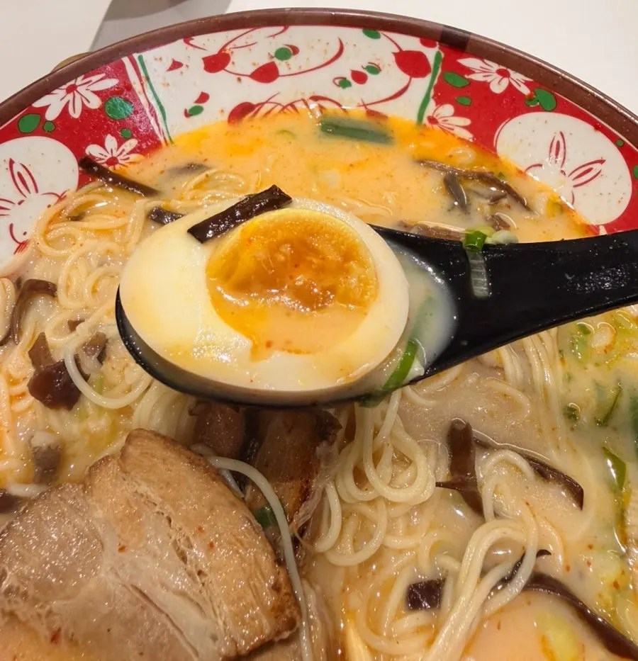 카라이 라멘 반숙란과 매콤한 국물