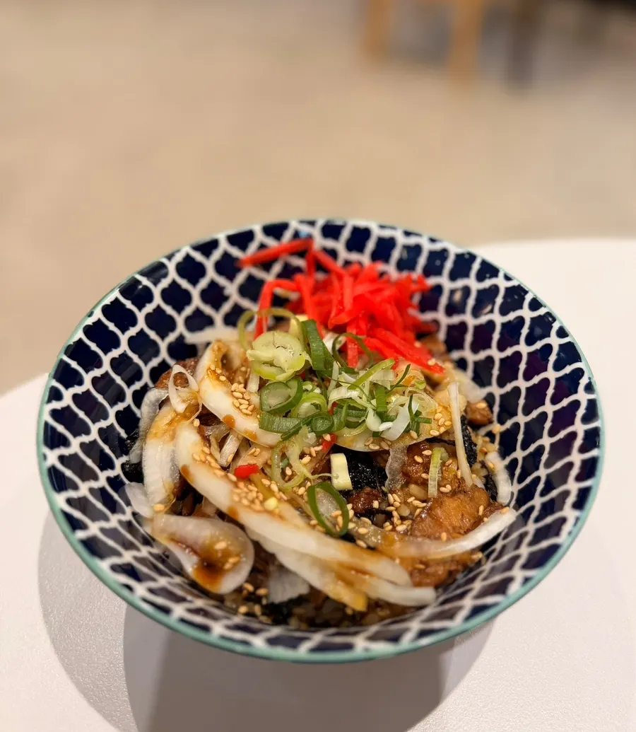 고기가 알차게 올라간 미니 부타동