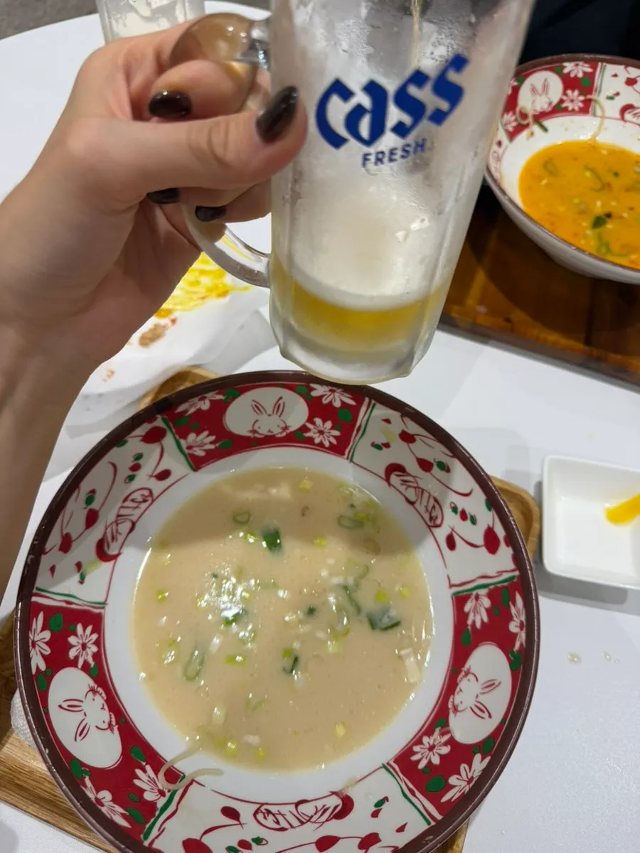 라멘과 생맥주를 함께 즐긴 테이블