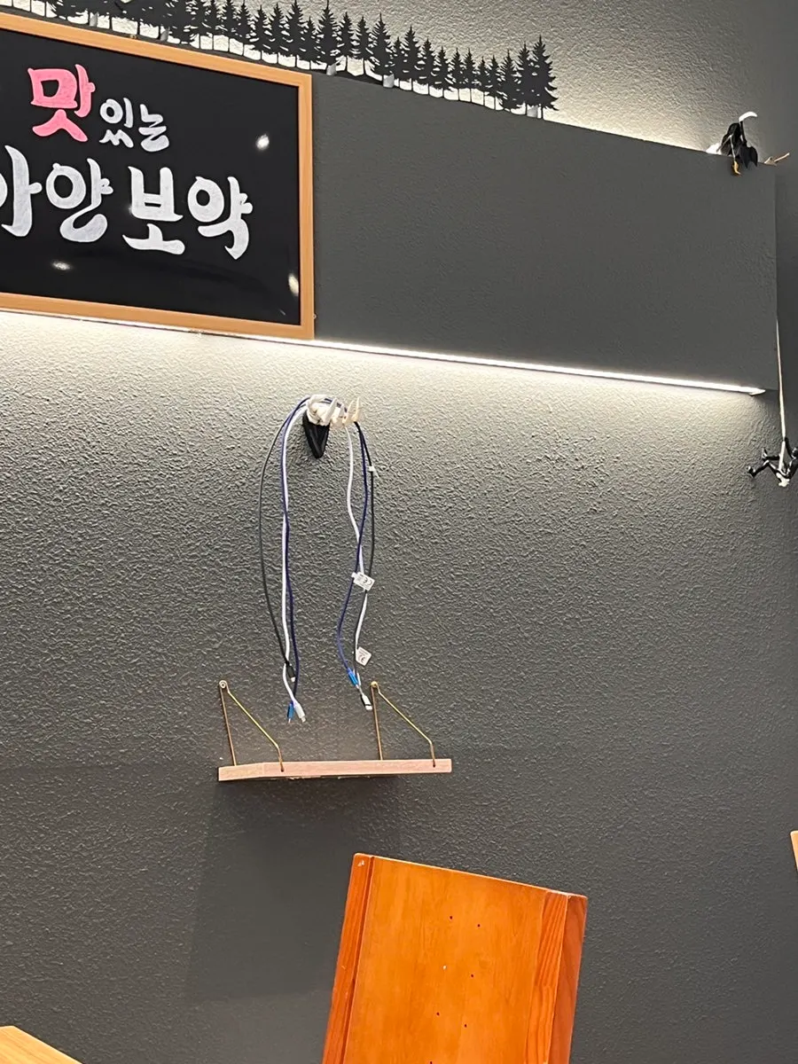 앞치마와 충전기 등 손님 편의용품