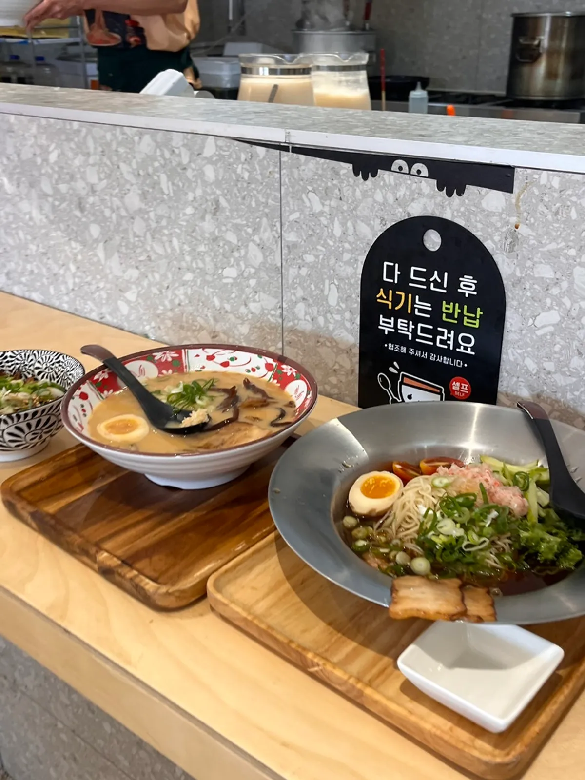 트레이에 담겨 나온 이찌바라멘 한 상