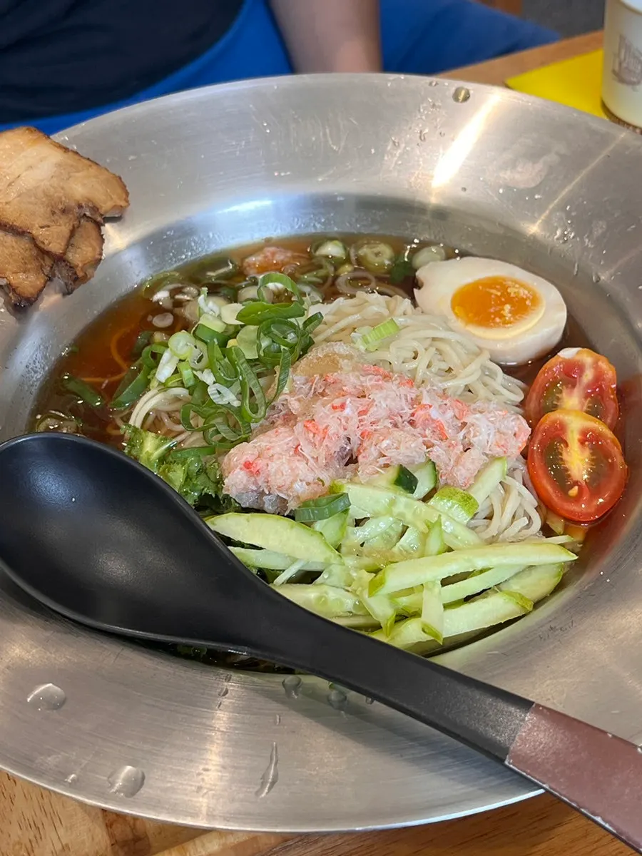냉라멘 홍게살 토핑 클로즈업