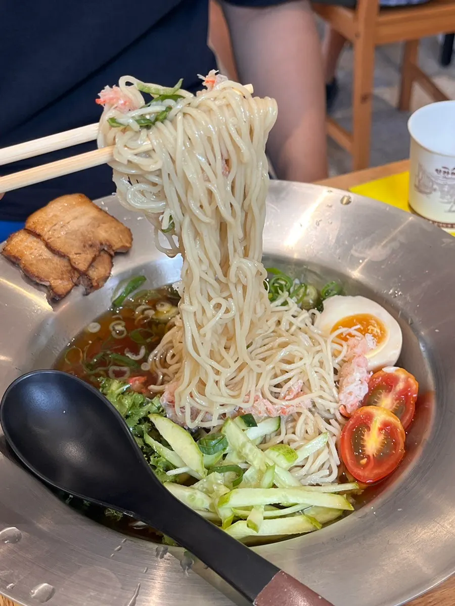 냉라멘 면과 토핑을 섞은 모습