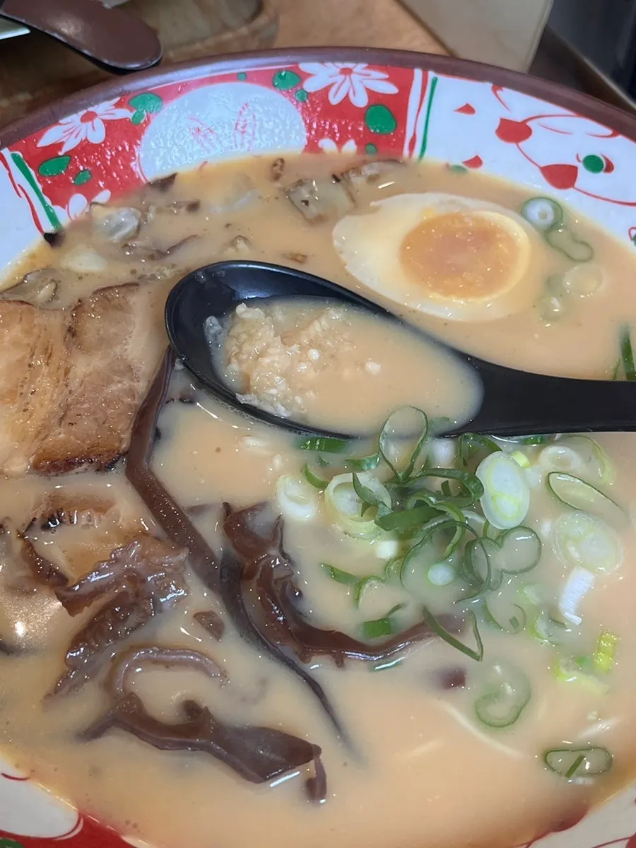 진한 국물의 미소라멘 한 그릇