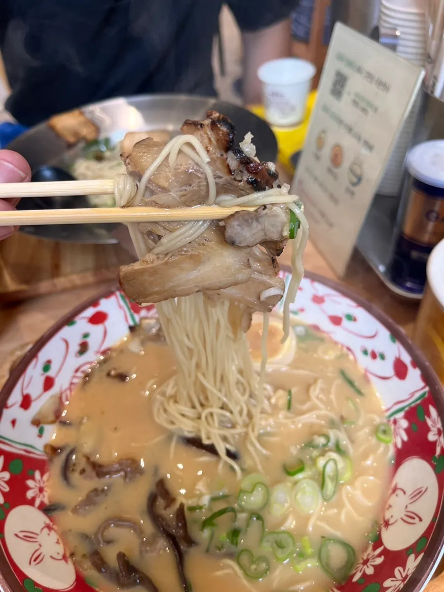숟가락에 올려진 다진마늘과 미소라멘