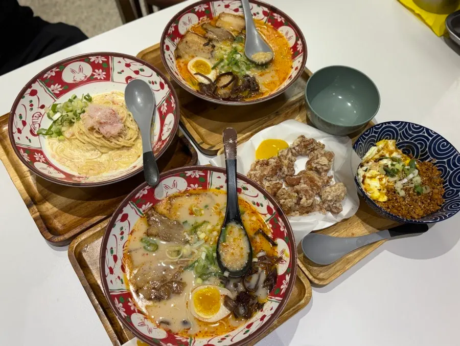 카라이라멘과 홍게살명란크림라멘 한 상 차림