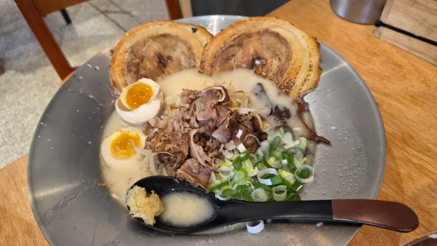 Special tonkotsu ramen and red snow crab roe cream ramen served together