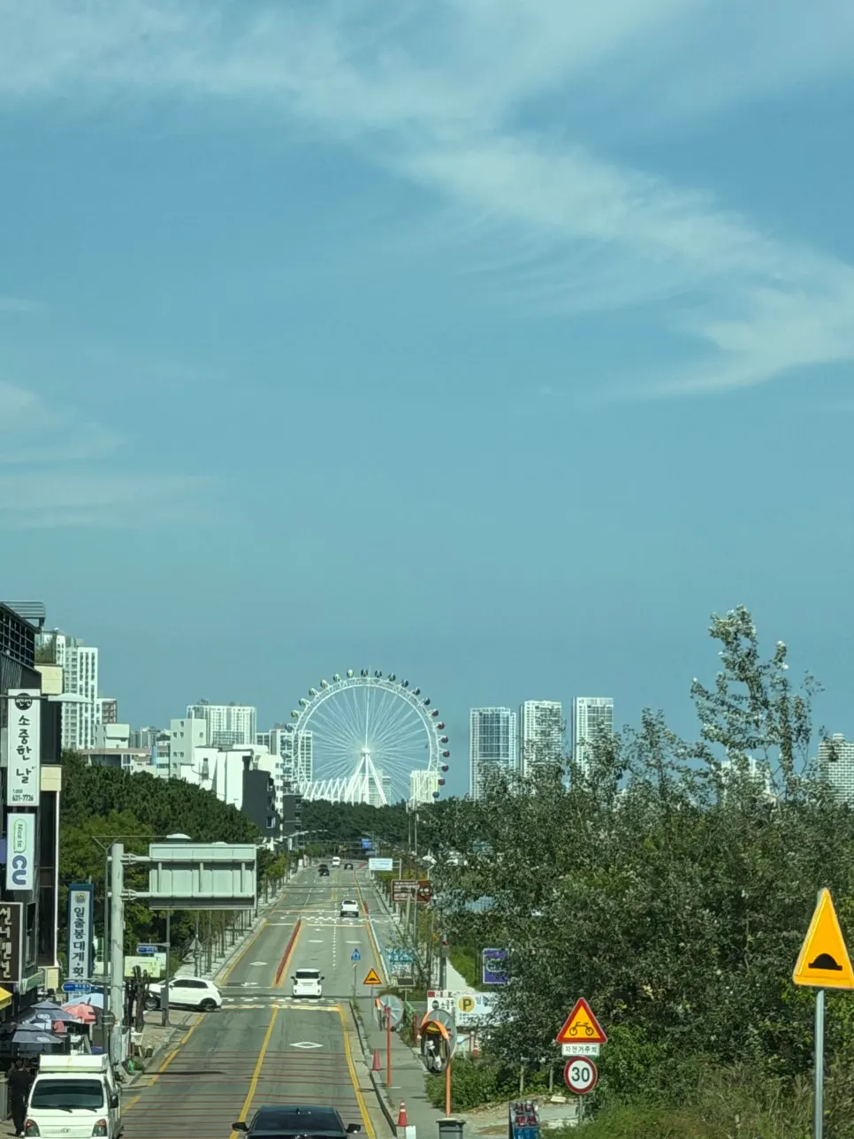 손님용 휴대폰 충전기와 머리끈 준비된 자리