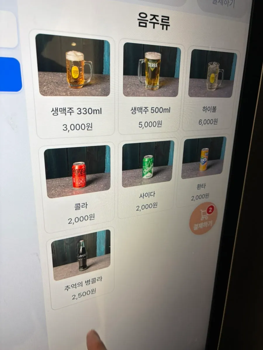 테이블과 다찌석이 있는 이찌바라멘 내부