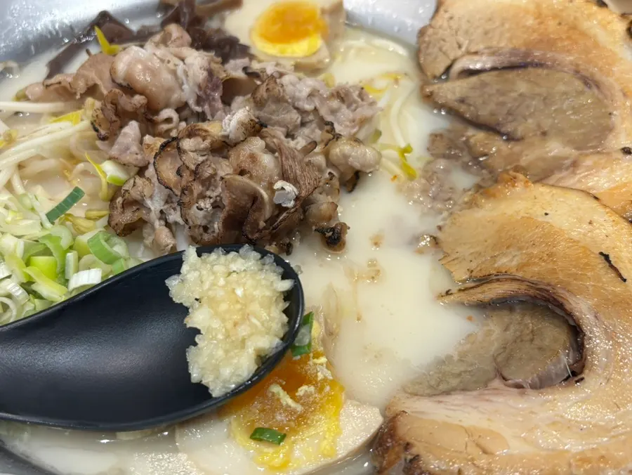 다진마늘이 올려진 숟가락과 돈코츠 육수