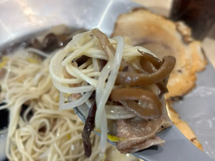 면을 건져 올린 돈코츠라멘