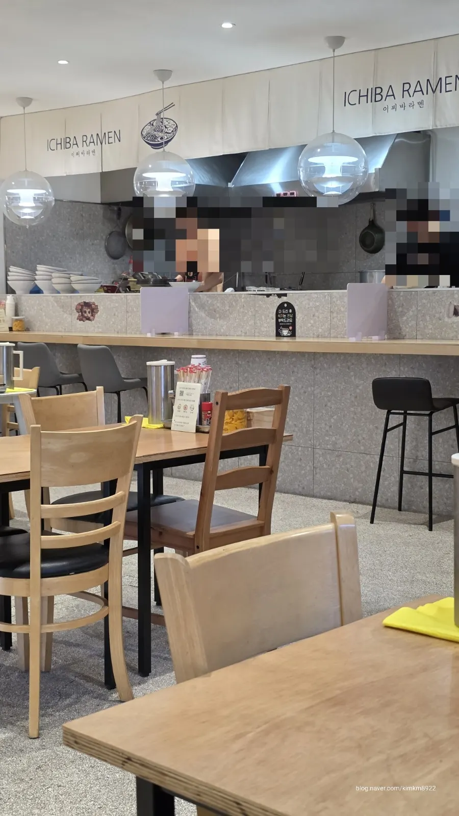 밝고 정갈한 이찌바라멘 내부 좌석
