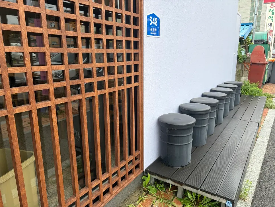 The area around the entrance of Ichiba Ramen