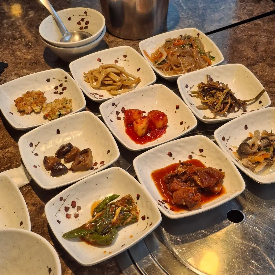 정식에 나온 기본 반찬 한 상