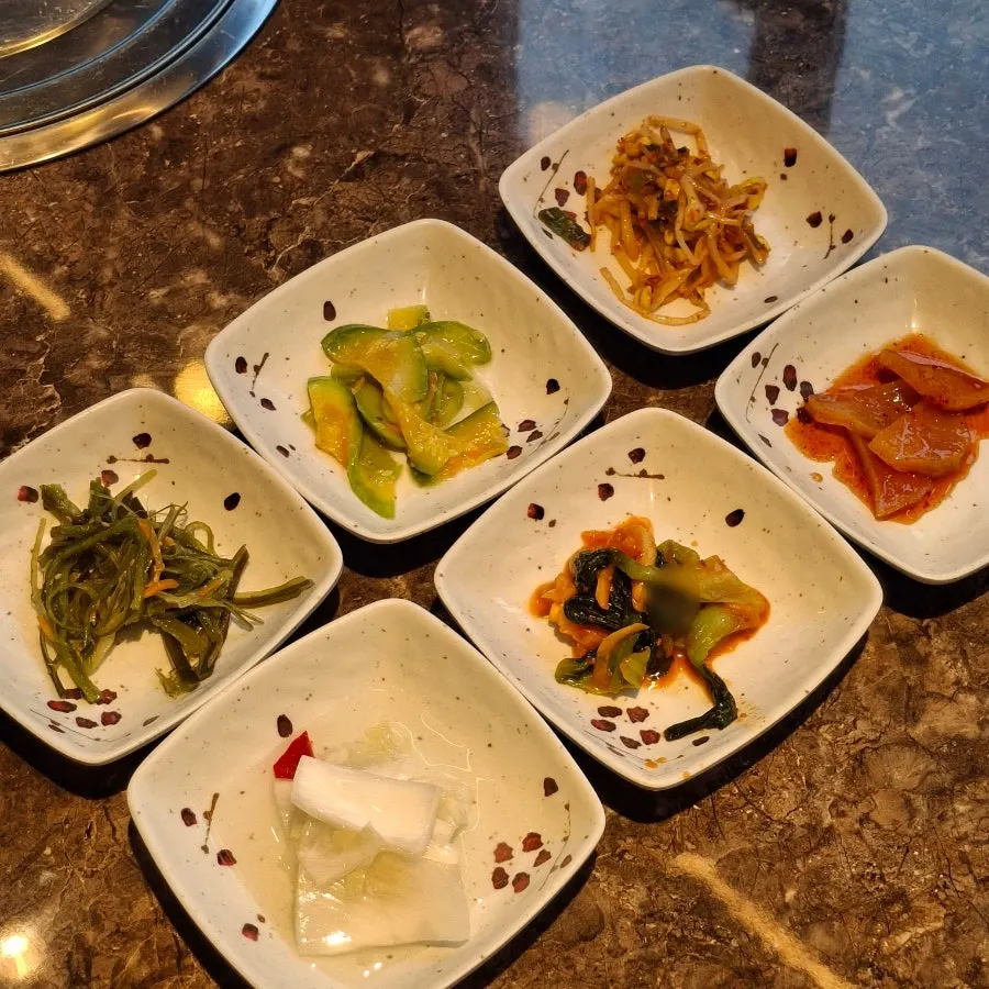 나물 포함 15가지 반찬 상차림