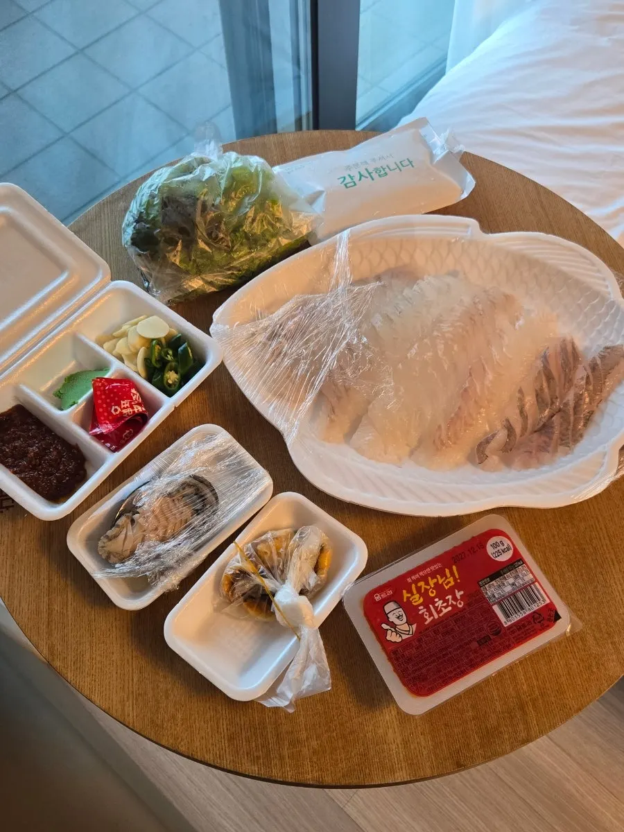 숙소에서 꺼낸 모듬회 포장 접시