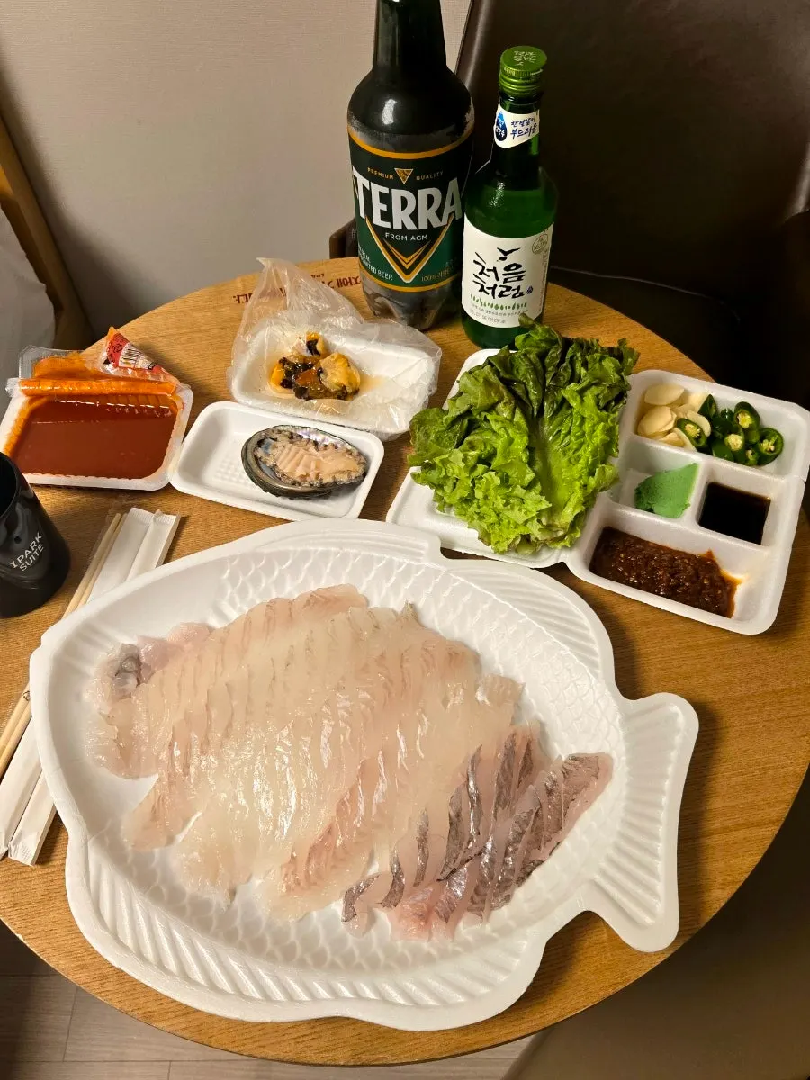윤기 도는 광어 우럭 모듬회