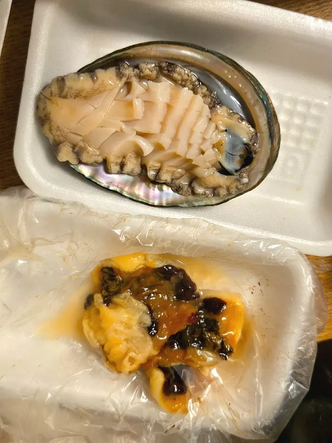 서비스로 받은 전복과 멍게