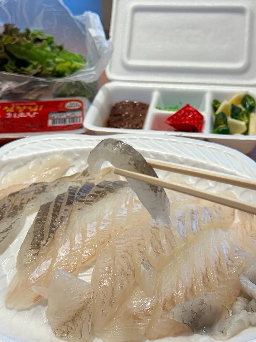 Thickly sliced flounder and dab sashimi