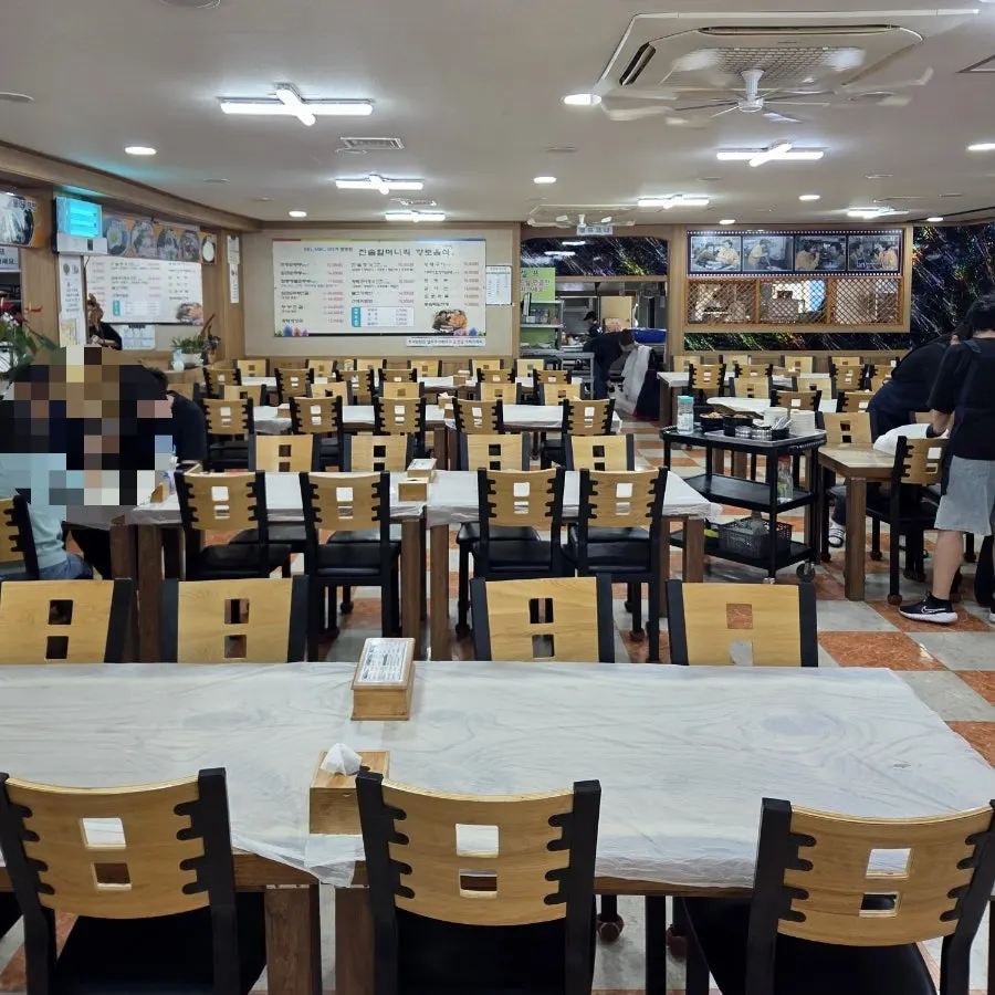 Spacious, clean entrance of Jinsol Halmeoni Sundubu
